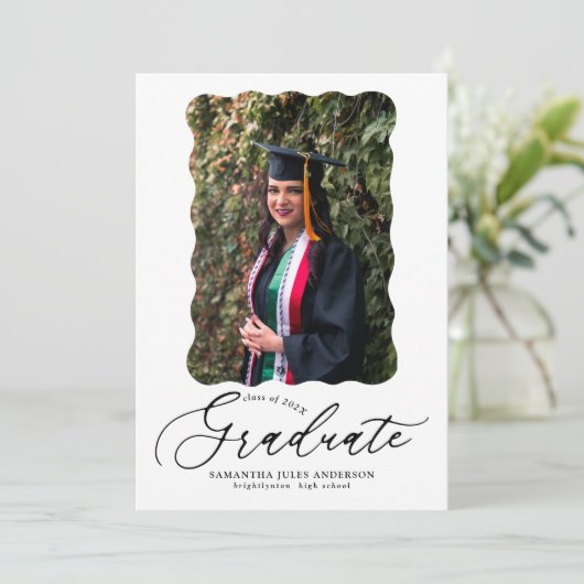 Script moderne Photo Graduation Party Invitation (Debout devant)