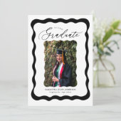 Script moderne Photo Graduation Party Invitation (Debout devant)