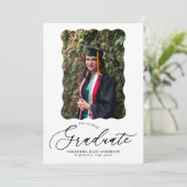 Script moderne Photo Graduation Party Invitation (Debout devant)