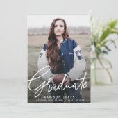 Script moderne Photo Graduation Party Invitation (Debout devant)