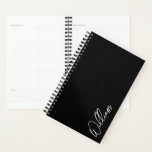 Script moderne Planificateur de noms personnalisé<br><div class="desc">Cadeaux de nom minimaliste moderne personnalisé Ce design présente un nom personnalisé en blanc moderne écriture script police sur arrière - plan noir.</div>