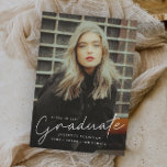 Script moderne Simple Photo Graduation Invitations<br><div class="desc">Cette combinaison moderne et élégante d'invitation à la remise de diplômes de photographie élégante comprend une superposition de script et un nom personnalisable,  l'école et la photo sur le devant. L'arrière-plan offre des fêtes et des détails de l'événement avec 2 photos supplémentaires. Une excellente façon de présenter votre diplômé.</div>