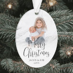 Script moderne tendance Joyeux Noël 2 Photos Oval<br><div class="desc">Célébrez les joies simples des fêtes avec un joyeux Noël deux ornement acrylique sur mesure. Les photos et le texte de ce modèle sont faciles à personnaliser et peuvent être différents ou identiques sur le devant et le dos. Le design moderne minimaliste noir et blanc présente une calligraphie script tendance,...</div>