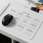 SCRIPT PASTEL ÉCRIT À LA MAIN DU CALENDRIER 2028<br><div class="desc">Restez organisé et inspiré avec ce pavé de souris calendrier 2028. Chaque mois est magnifiquement mis en évidence dans les tons pastel doux et affiché dans une police manuscrite élégante de style script, ajoutant une touche de sophistication à votre espace de travail. Parfait pour un référencement rapide pendant le travail,...</div>