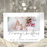 Script photo de famille moderne Joyeuse carte de N<br><div class="desc">Script photo de famille moderne Joyeux Noël. Remplacez simplement l'exemple de photo par le vôtre et personnalisez avec votre salutation et les noms en bas. Joyeux Noël est dans un script stylé. Également disponible en téléchargement numérique payant que vous pouvez également envoyer en tant que carte électronique.</div>