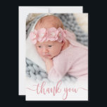 Script rose moderne Merci photo bébé nouveau-né<br><div class="desc">Design Élégant Calligraphie Script Photo Nouveau-né Baby Girl Carte de remerciements. Comprend un beau texte rose "merci" dans une calligraphie manuscrite swash tail script de police. À l'envers,  message personnel pré-fait. Facile à personnaliser avec votre photo bébé et les détails.</div>