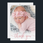 Script rose moderne Merci photo bébé nouveau-né<br><div class="desc">Design Élégant Calligraphie Script Photo Nouveau-né Baby Girl Carte de remerciements. Comprend un beau texte rose "merci" dans une calligraphie manuscrite swash tail script de police. À l'envers,  message personnel pré-fait. Facile à personnaliser avec votre photo bébé et les détails.</div>