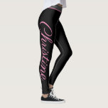 Script rose personnalisé yoga et leggings fitness<br><div class="desc">Yoga de script rose personnalisé et leggings de fitness. Pantalon d'entraînement tendance avec nom personnalisé. Vêtements sportifs pour femmes et filles. collants personnalisables dans n'importe quelle combinaison de couleurs. Faites votre propre pour la gym, la danse, l'entraînement, la méditation et plus encore. Ajoutez votre propre texte sur les jambes des...</div>