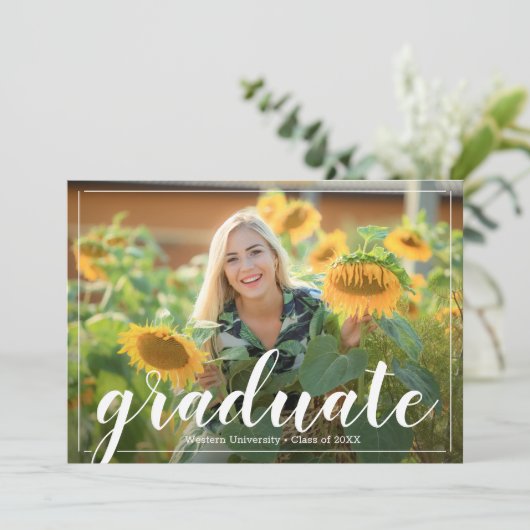Script tendance Photo Graduation Party Invitations (Debout devant)