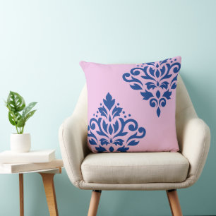 Scroll Damask Art I Blauw op Roze Kussen