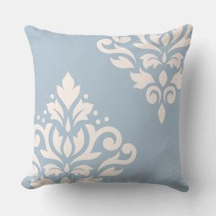 Scroll Damask Art I Cream op Lichtblauw Kussen