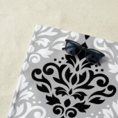 Scroll Damask Groot Patroon Zwart Wit Grijs Strandlaken (In situ)