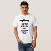 Scuba Diver en Shark - Kalm houden en Swim snel T-shirt (Voorkant volledig)