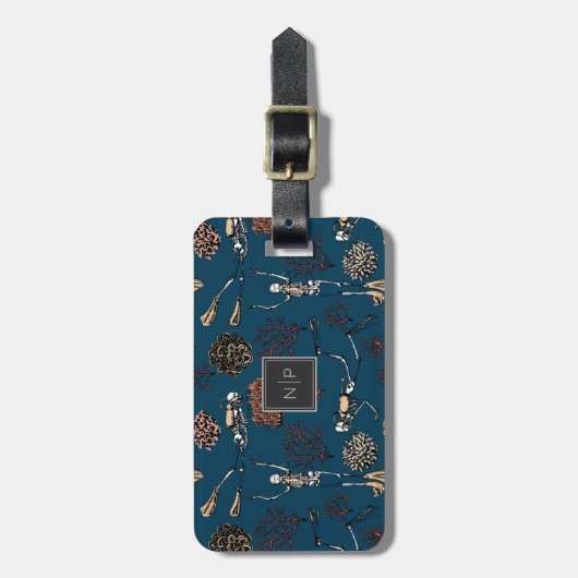 Scuba Diver Skelet Divers & Koraal Monogram Bagagelabel (Voorkant verticaal)