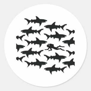 Scuba Diver zwemmen met een Sharks School Ronde Sticker