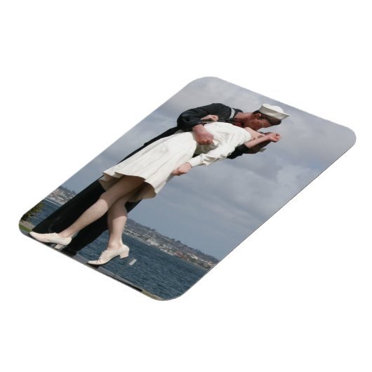 Sculpture Unconditional Surrender in San Diego Magneet (Linkerzijde)