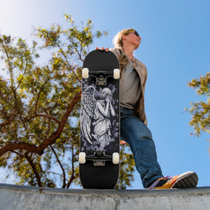 Sculptuur van een wenende engel - met spatten 1 skateboard