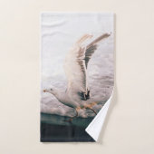 Seagull Agitant Ses Ailes Près De Mer Courte Douch (Serviette à main)