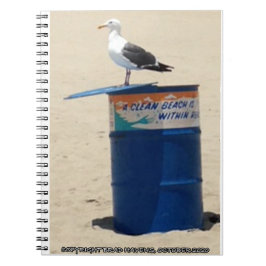 Seagull Guardian in Santa Monica Beach op een hand Notitieboek