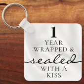 Sealed with a Kiss White 1st Birthday Anniversary Sleutelhanger (Voorkant)