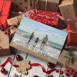 Seas & Salutations Beach Carte de Noël<br><div class="desc">Carte de voeux de Noël dans un design photo "Seas & Greys" inspiré de la plage. Customisé avec votre photo et le nom de votre famille. Cette carte de Noël de plage revient à une bande marine bleue et blanche sur le dos.</div>