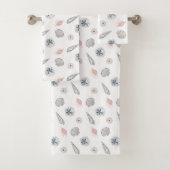 Seashell Beach Blue en PInk Pattern Bad Handdoek (Insitu)