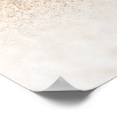 Seashell met een hart op zand bij de strand, poster (Hoek)