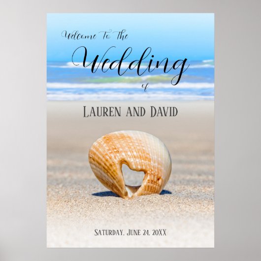 Seashell met een hart op zand bij de strand, poster (Voorkant)