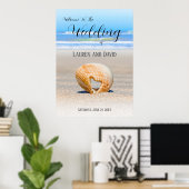 Seashell met een hart op zand bij de strand, poster (Thuiskantoor)