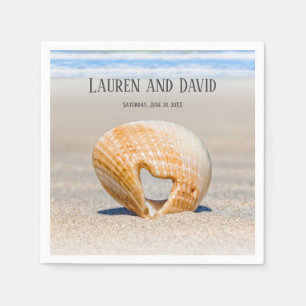 Seashell met een hart op zand bij de strand, servet
