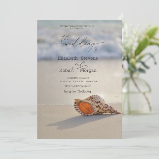 Seashell op het strand bruiloft uitnodiging (Staand voorkant)