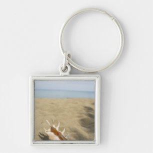 Seashell op zandig strand sleutelhanger
