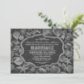 Seashells Black Beach bruiloft uitnodigingen (Staand voorkant)