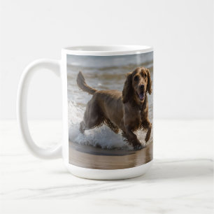 Seaside Fun: Een Cocker Spaniel Spelen in de Oceaa Koffiemok