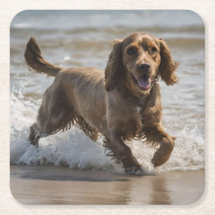Seaside Fun: Een Cocker Spaniel Spelen in de Oceaa Vierkante Kartonnen Onderzetter