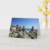 Seaside Rock Cairn wenskaart (leeg van binnen) Kaart (Gele Bloem)