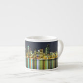 Seattle skyline 's nachts met reflectie espresso kop (Voorkant rechts)