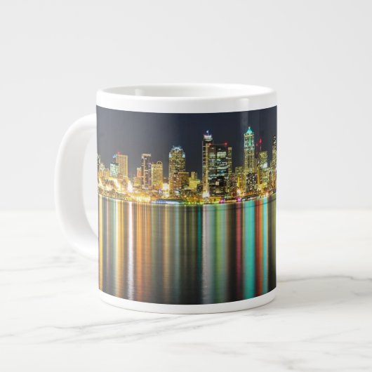 Seattle skyline 's nachts met reflectie jumbo beker (Voorkant links)