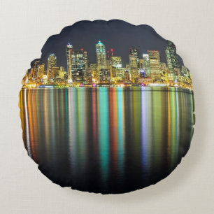 Seattle skyline 's nachts met reflectie rond kussen