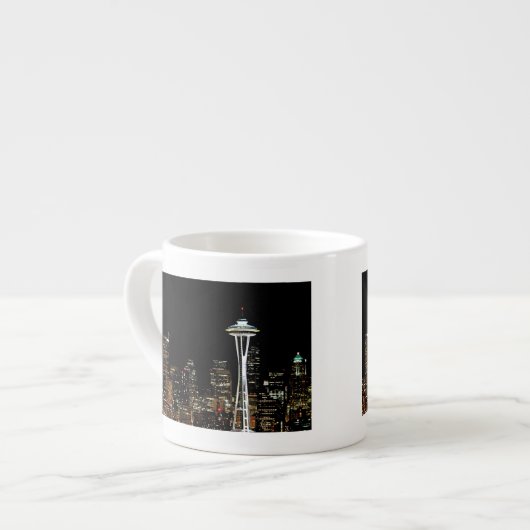 Seattle skyline 's nachts, met Space Needle. Espresso Kop (Voorkant links)