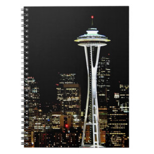 Seattle skyline 's nachts, met Space Needle. Notitieboek