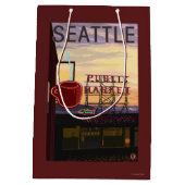 SeattlePike Place Market Sign and Water Uitzicht Medium Cadeauzakje (Achterkant)