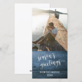 Seizoensgroeten in Modern Schrift op Blauwe Rustie Feestdagenkaart (Voorkant / Achterkant)