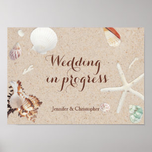 Seizoenshellen en strand bruiloft in volle gang poster