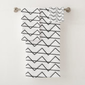Seizoenszwart en wit Chevron Stripe Bad Handdoek (Insitu)