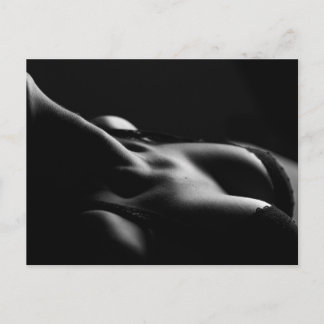 Seksige vrouwelijke ansichtkaart in zwart-wit briefkaart