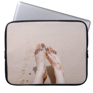 Selectieve focusfoto's van voetjes met tattoo op laptop sleeve