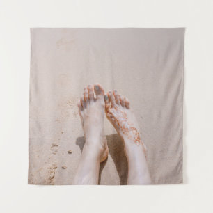 Selectieve focusfoto's van voetjes met tattoo op wandkleed