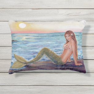 Seleen mermaid in de decoratieve kussens voor zons