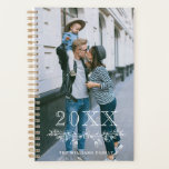 Semi-couronne blanche Moitié couronne Année Nom Ph<br><div class="desc">Élégant planificateur personnalisé imprimé avec votre photo sur la couverture. Écrivez l'année au-dessus d'une demi-couronne dessinée à la main de feuilles et de baies. Ajoutez votre nom dans une police blanche en dessous. Le dos est orné de rayures noires et blanches chic.</div>